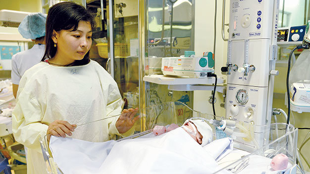 Em gái của nạn nhân đang theo dõi cháu bé tại Bệnh viện Nhi Đồng 1, TP.HCM - Ảnh: Hữu Khoa