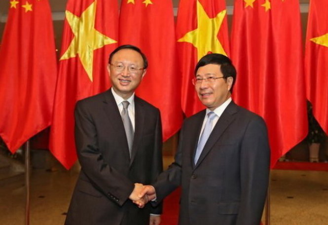 Phó Thủ tướng - Bộ trưởng Bộ Ngoại giao Việt Nam Phạm Bình Minh (phải) và Ủy viên Quốc Vụ Trung Quốc Dương Khiết Trì - Ảnh: Việt Dũng