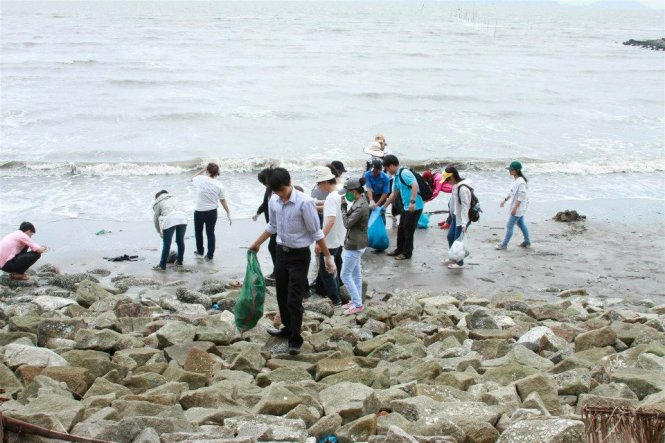 Các bạn tình nguyện viên thu gom rác tại biển Cần Giờ (TP.HCM) - Ảnh: Tổ chức Greentalk cung cấp