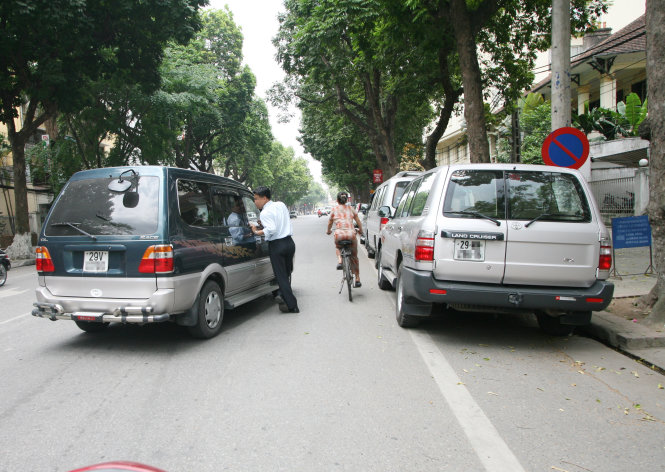 Một tài xế dừng ôtô giữa đường chỉ để nói chuyện với bạn trên một con phố ở Q.Hoàn Kiếm, Hà Nội. Cả hai cùng đỗ xe ngay biển báo cấm đỗ - Ảnh: T.T.D.