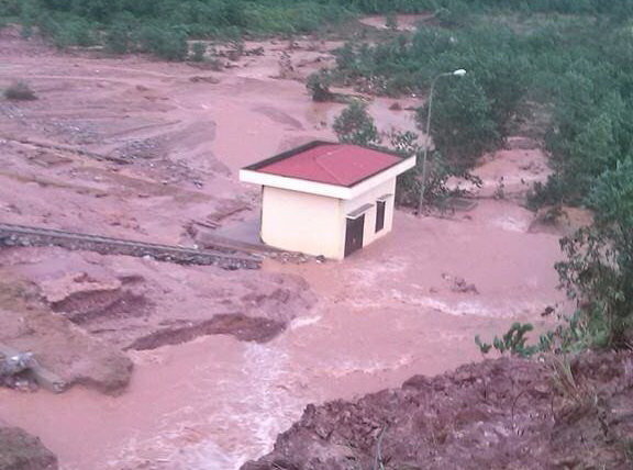 Nước lũ dâng tràn ngập nhiều khu dân cư của huyện Đầm Hà - 