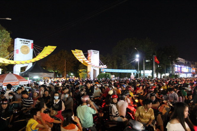 Hàng ngàn người đổ về công viên Lê Thị Riêng (Q.10) chen nhau tham gia lễ hội Halloween (Ảnh: Nguyên Phong)