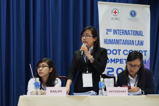 Đội 2 Trường ĐH Luật TP.HCM đoạt giải nhất cuộc thi “Phiên tòa giả định về Luật nhân đạo quốc tế của VN” lần thứ hai - Ảnh: Như Hùng