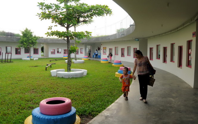 Phụ huynh đón con tại Trường mầm non Những Bông Hoa Nhỏ - Ảnh: A Lộc