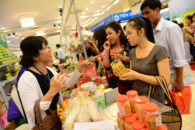 Doanh nghiệp giới thiệu sản phẩm tại hội nghị ngày 31 -10 - Ảnh: Q.Định