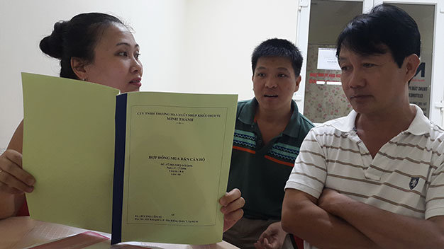 Từ trái qua: bà Nguyễn Tuyết Hạnh, ông Cao Vinh Quang và ông Nguyễn Khoa Minh mua căn hộ ở chung cư Minh Thành (Q.7, TP.HCM) chưa nhận được sổ hồng - Ảnh: Tiến Long