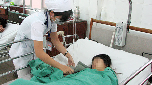 Một bệnh nhân uống thuốc diệt cỏ được điều trị tại Bệnh viện Đa khoa trung ương Cần Thơ - Ảnh: T.Lũy