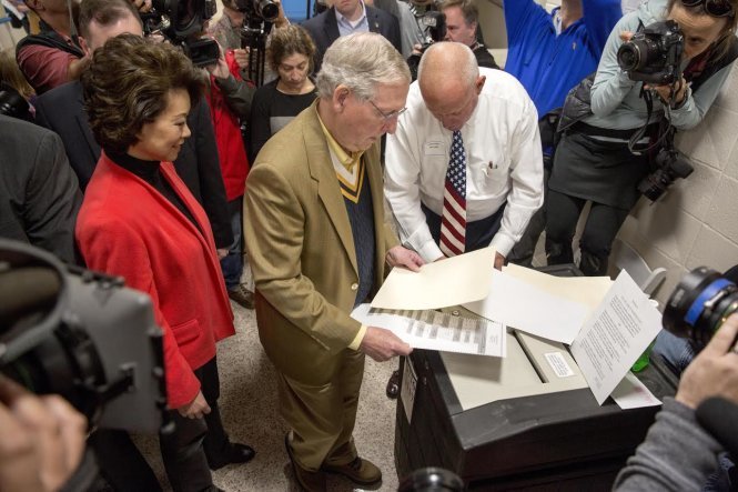 Lãnh đạo Đảng Cộng hòa ở Thượng viện Mitch McConnell (giữa) chuẩn bị bỏ phiếu - Ảnh: Getty Images