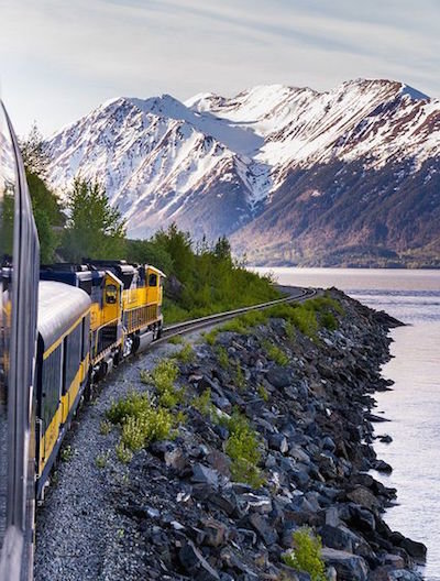 Tuyến đường sắt ven biển từ Seward đến Anchorage, Alaska cung cấp du khách khung cảnh sông băng, rừng tiêu xanh tốt, và những khu vực hoang dã rộng lớn - Ảnh: Flickr