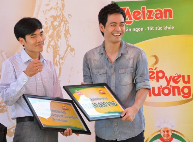 MC Phan Anh (bìa phải) xuất sắc vượt qua thử thách chương trình, mang về cho bếp ăn nhà trường thêm 15 triệu đồng. Ảnh: Hoài Phương