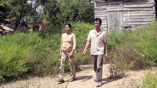 Vợ chồng ông Toàn bên thửa đất xây dựng Hội trường thôn 1 xã Cư Mốt được UBND tỉnh Đắk Lắk chi 200 triệu đồng. Ảnh: TR.TÂN