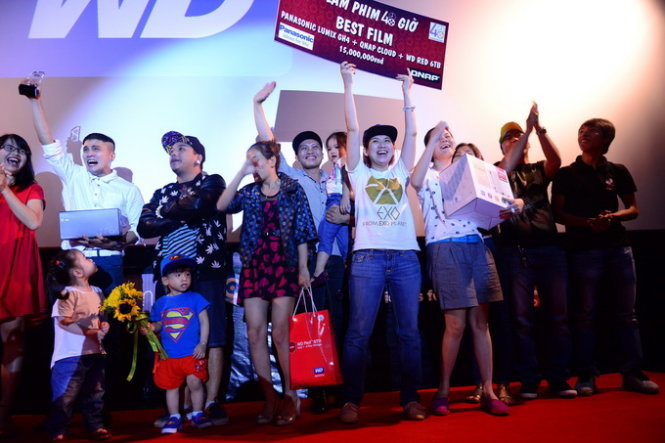 Nhóm A Tô Film Group vui mừng khi nhận giải phim xuất sắc nhất - Ảnh: Quang Định