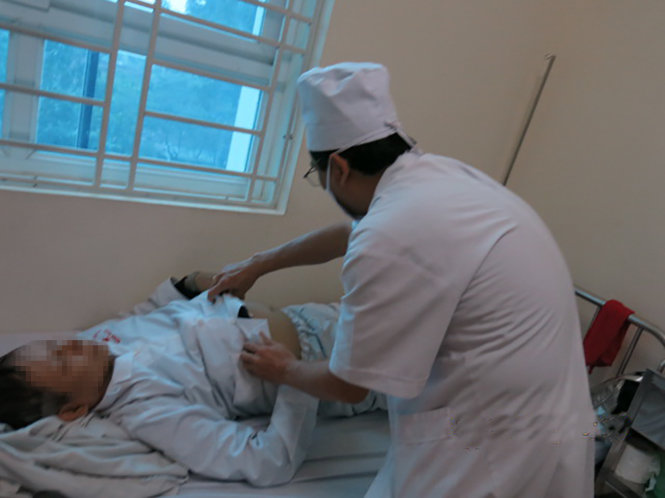 Thăm khám cho bệnh nhân viêm tụy cấp tại Bệnh viện 354, Hà Nội