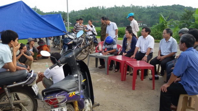Người dân thôn Thọ Vức dựng lều, mang bàn ghế ra đường chặn xe chở rác. KIM THỦY