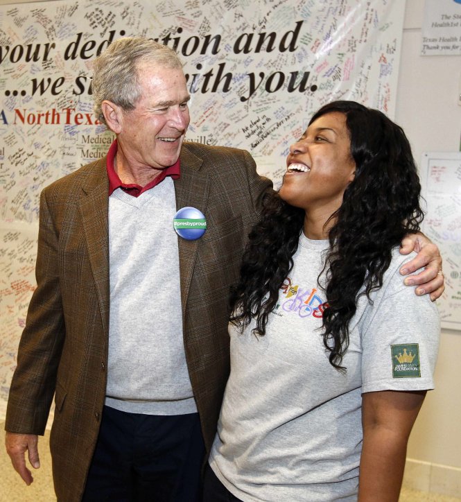 Cựu tổng thống George Bush ôm cô y tá Amber Vinson vừa được chữa khỏi Ebola tại bệnh viện Texas Health Presbyterian - Ảnh: Reuters