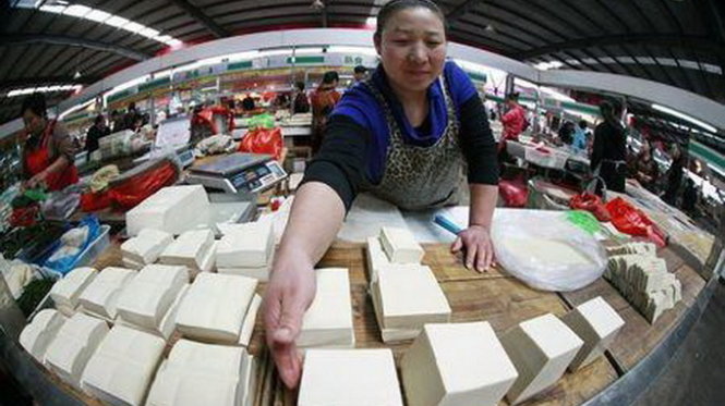 Một gian hàng bán đậu phụ tại tỉnh An Huy, Trung Quốc - Ảnh: Reuters