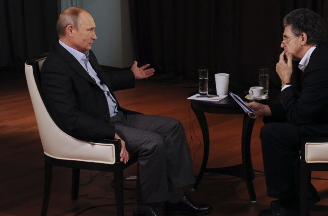 Ông Putin trả lời phỏng vấn Đài truyền hình ARD của Đức  -  Ảnh: Reuters