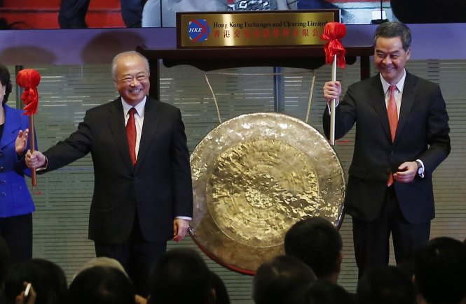 Lãnh đạo sàn HKEx Chow Chung Kong (trái) và lãnh đạo Hong Kong Lương Chấn Anh gióng tiếng cồng thủ tục khai trương sàn giao dịch liên thông tại Hong Kong sáng 17-11 - Ảnh: Reuters