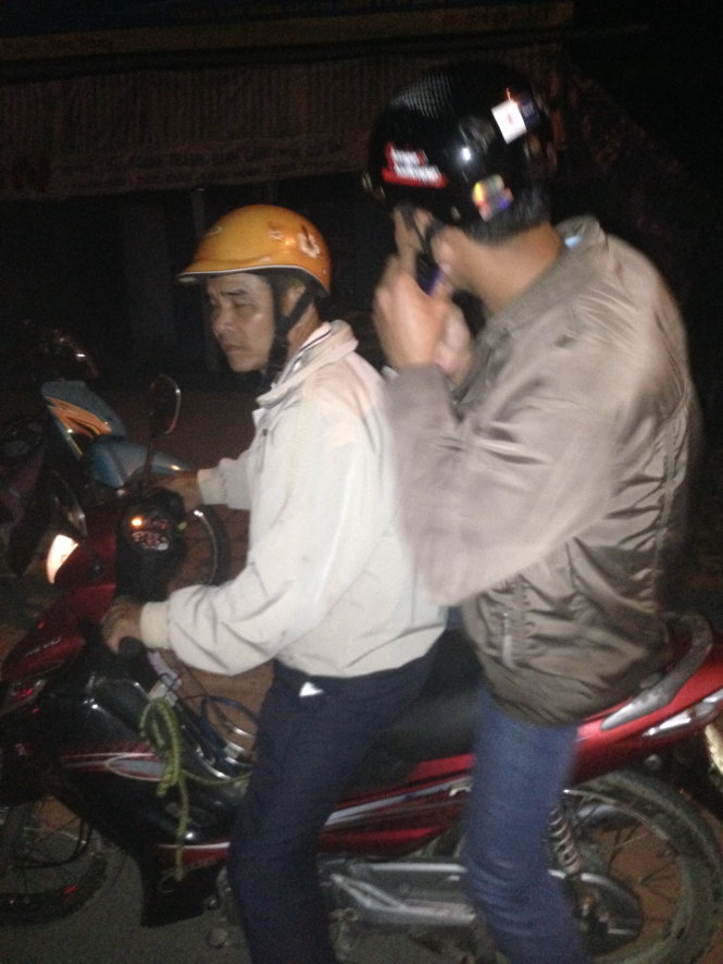 Thanh niên mặc thường phục bỏ xe tuần tra, được người khác chở đi bằng xe máy lúc gần 3g sáng 17-11 - Ảnh: vợ chồng anh Võ Thái Quang cung cấp