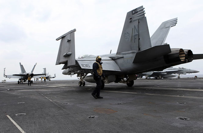 Máy bay chiến đấu F/A-18E Super Hornet đậu trên tàu sân  bay hạt nhân USS George Washington trong cuộc tập trận - Ảnh: Reuters