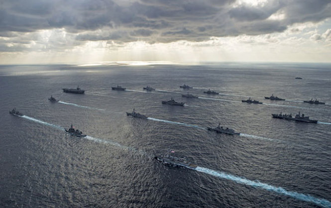 Các tàu chiến dàn đội hình Ảnh: Navy.mil