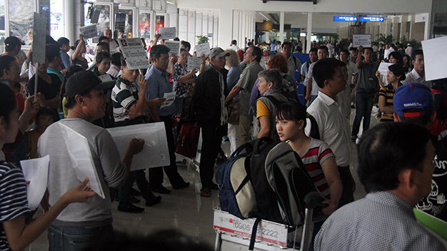 Gần 15g ngày 20-11, khu vực nhà ga quốc nội sân bay Tân Sơn Nhất vẫn còn đông thân nhân và nhân viên dịch vụ du lịch chờ đón những hành khách bị trễ giờ đáp máy bay - Ảnh: Quang Khải