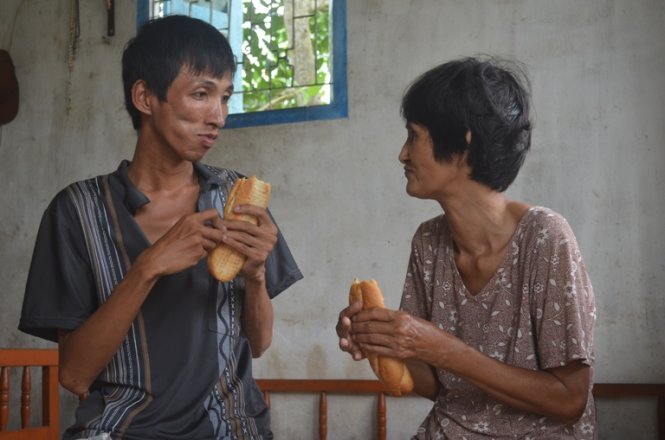 Phút giây đầm ấm của hai mẹ con anh La Hoàng Việt - Ảnh: Minh Tâm