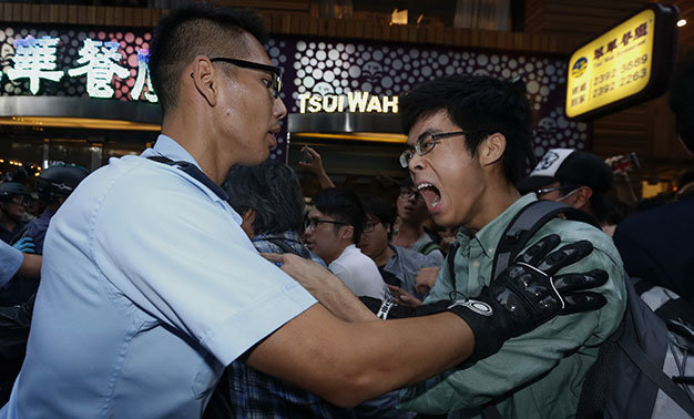 Người biểu tình Hong Kong đụng độ với cảnh sát - Ảnh: Reuters