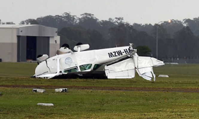 Một chiếc máy bay nhẹ bị lật nhào ở sân bay Archerfield Ảnh: Guardian