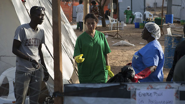 Các nhân viên y tế làm việc tại một trung tâm chữa trị Ebola ở Mali - Ảnh: Reuters