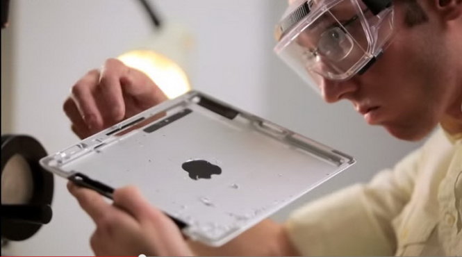 Một kỹ sư Apple thiết kế vỏ máy tính bảng iPad - Nguồn: video tuyển dụng của Apple