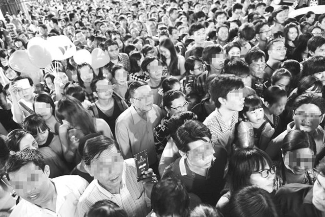 Dòng người chen lấn vào xem live show ca sĩ Đan Trường tại nhà thi đấu Nguyễn Du, Q.1, TP.HCM tối 1-11 - Ảnh: Quang Định