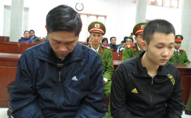 Bị cáo Nguyễn Mạnh Tường (trái) và Đào Quang Khánh tại tòa chiều 5-12 - Ảnh: Minh Quang
