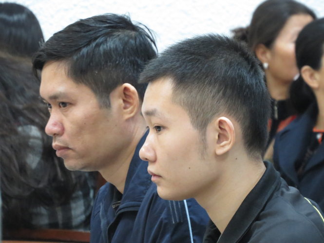 Bị cáo Nguyễn Mạnh Tường (trái) tại tòa sáng 5-12 - Ảnh: Minh Quang