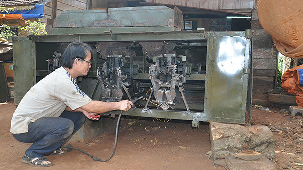 Ông Linh chế tạo máy gọt mì - Ảnh: Thanh Huy