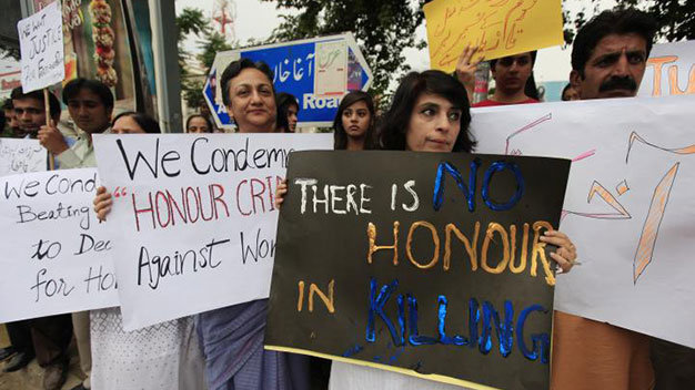 Người dân Pakistan biểu tình phản đối nạn giết người vì danh dự gia đình ở Islamabad - Ảnh: Reuters