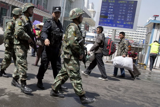 Cảnh sát Trung Quốc tuần tra ở Urumqi, thủ phủ Tân Cương - Ảnh: Today Online