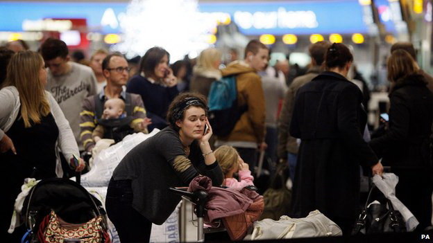 Hành khách vật vã tại sân bay Heathrow, Anh - Ảnh: BBC