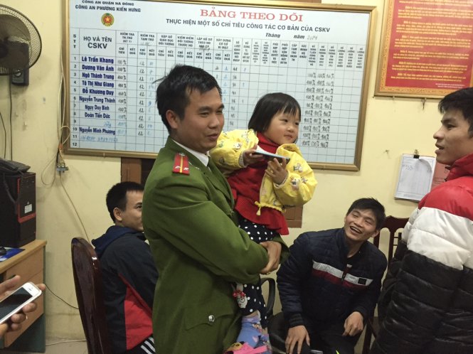 Cháu Nguyễn Thanh Hằng được giải cứu về cơ quan công an - Ảnh: M.QUANG