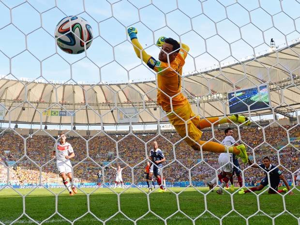 Một pha ghi bàn trong trận Pháp - Đức tại World Cup 2014 - Ảnh: Independent.co.uk