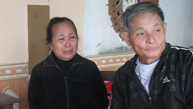 Hai vợ chồng ông Phạm Viết Diệm, Hoàng Thị Bình khóc và nghe tin con qua điện thoại - Ảnh: H.Văn