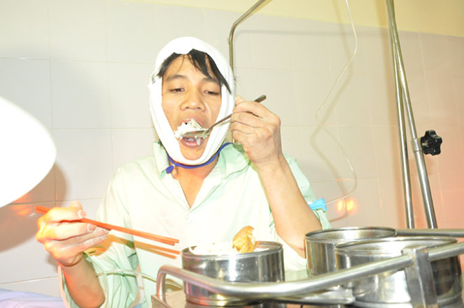 Công nhân Nguyễn Văn Quang quê Hà Tĩnh đã cơm sau khi được giải cứu - Ảnh: Hà Mi