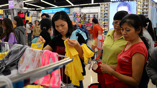 Sức mua tại các siêu thị bắt đầu tăng trong những ngày qua. Trong ảnh: người dân mua sắm tại Lotteria Lotte Mart Tân Bình, TP.HCM - Ảnh: H.Khoa