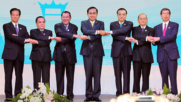  Các trưởng đoàn chụp ảnh chung tại Hội nghị thượng đỉnh hợp tác tiểu vùng Mekong mở rộng lần thứ 5 (GMS 5) ở Bangkok, Thái Lan ngày 20-12 - Ảnh: TTXVN  