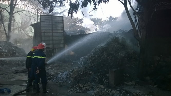 Lực lượng phòng cháy chữa cháy đang tiến hành dập lửa đám cháy sáng 21-12. Ảnh: Thanh Huy