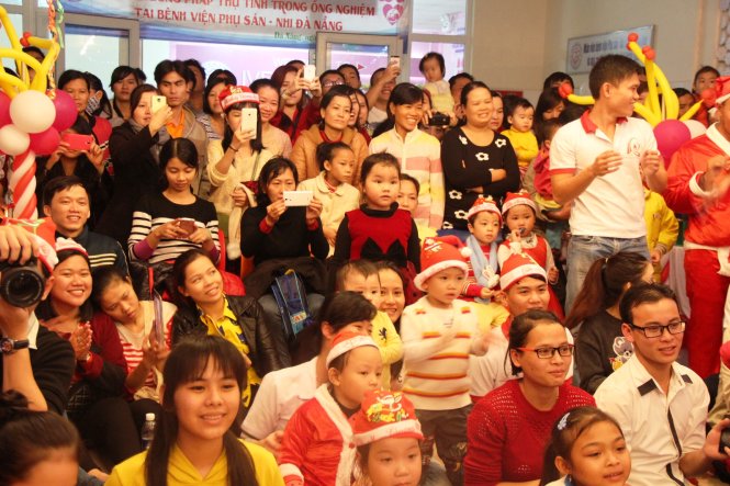 Rất nhiều phụ huynh cùng đến chung vui với các bệnh nhi ung thư ở Đà Nẵng trong đêm giáng sinh - Ảnh: Phan Thành