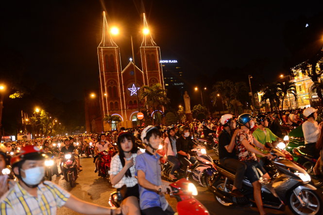 11.	Khu vực trước nhà thờ Đức Bà, Q.1, TP.HCM đông nghẹt người vui chơi noel tối 24-12 - Ảnh: Quang Định