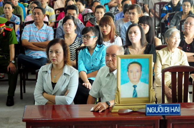 Gia đình bị hại và di ảnh của bị hại Nguyễn Hiếu Học - Ảnh: A Lộc
