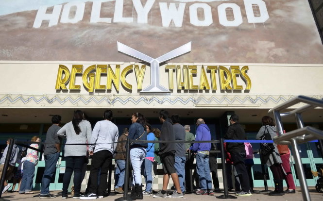 Khán giả xếp hàng mua vé xem The Interview tại một rạp ở Los Angeles - Ảnh: Reuters