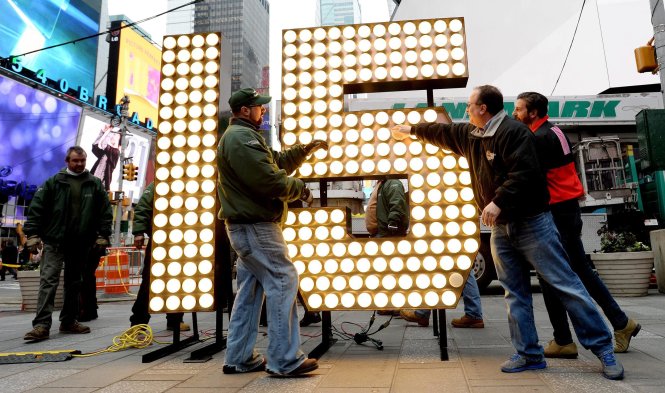 Công nhân thử nghiệm thắp sáng con số “15” chuẩn bị đón năm mới 2015 tại Quảng trường Thời đại, New York, Mỹ - Ảnh: nbcnews.com